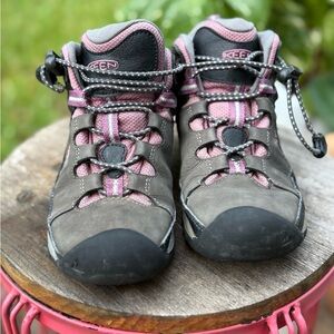 KEEN Kids Hiking Boot sneakers - Black/Grey and Pink